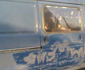 搞笑图片幽默段子笑话：是谁在我车上画画？害我一个月没洗车了