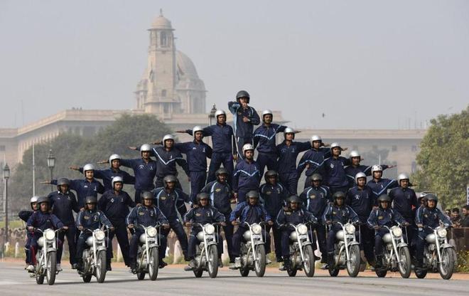 一辆摩托车搭载60人很搞笑？别再笑印度了背后军事作用很大